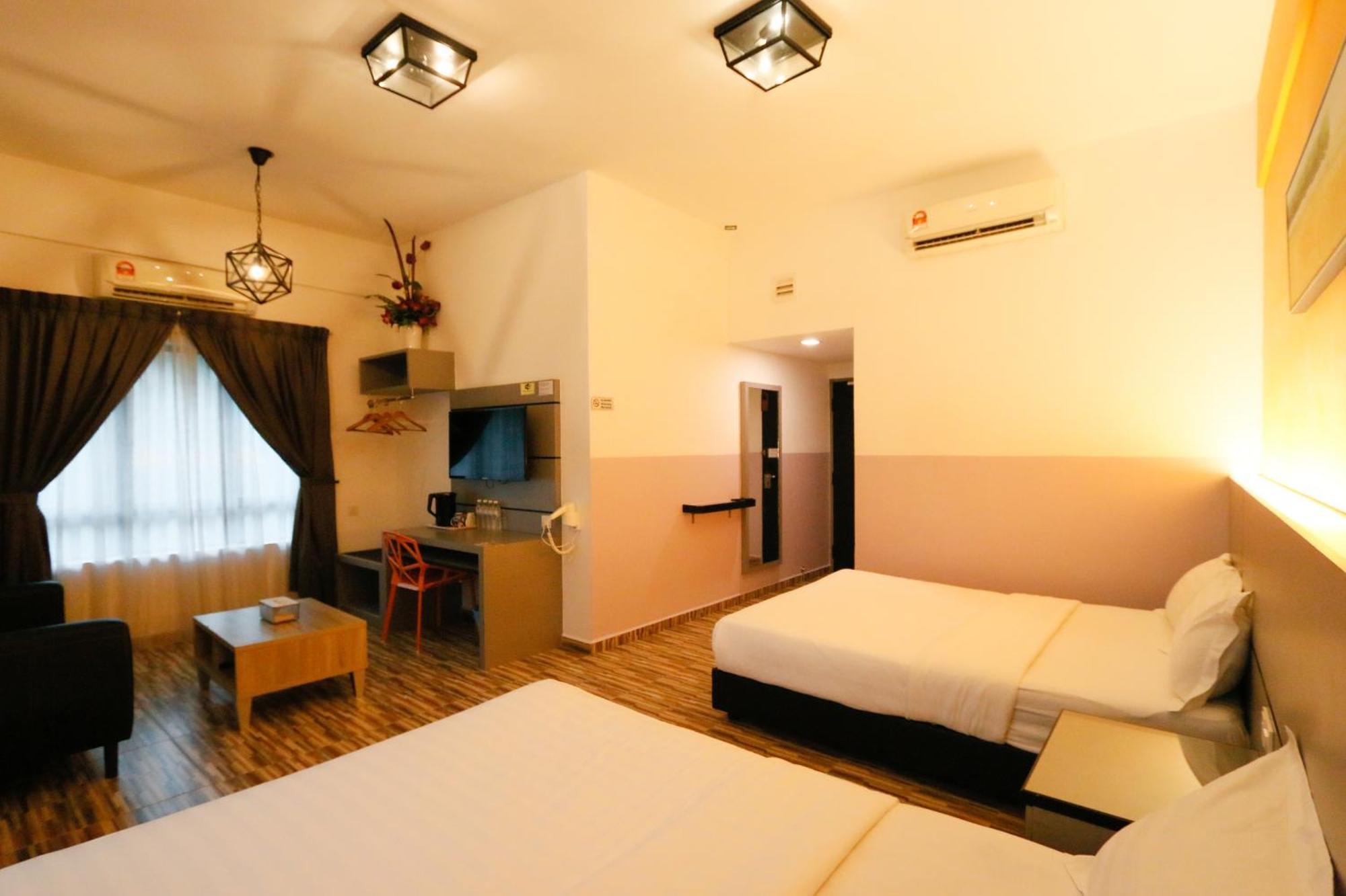 Travelland Hotel *