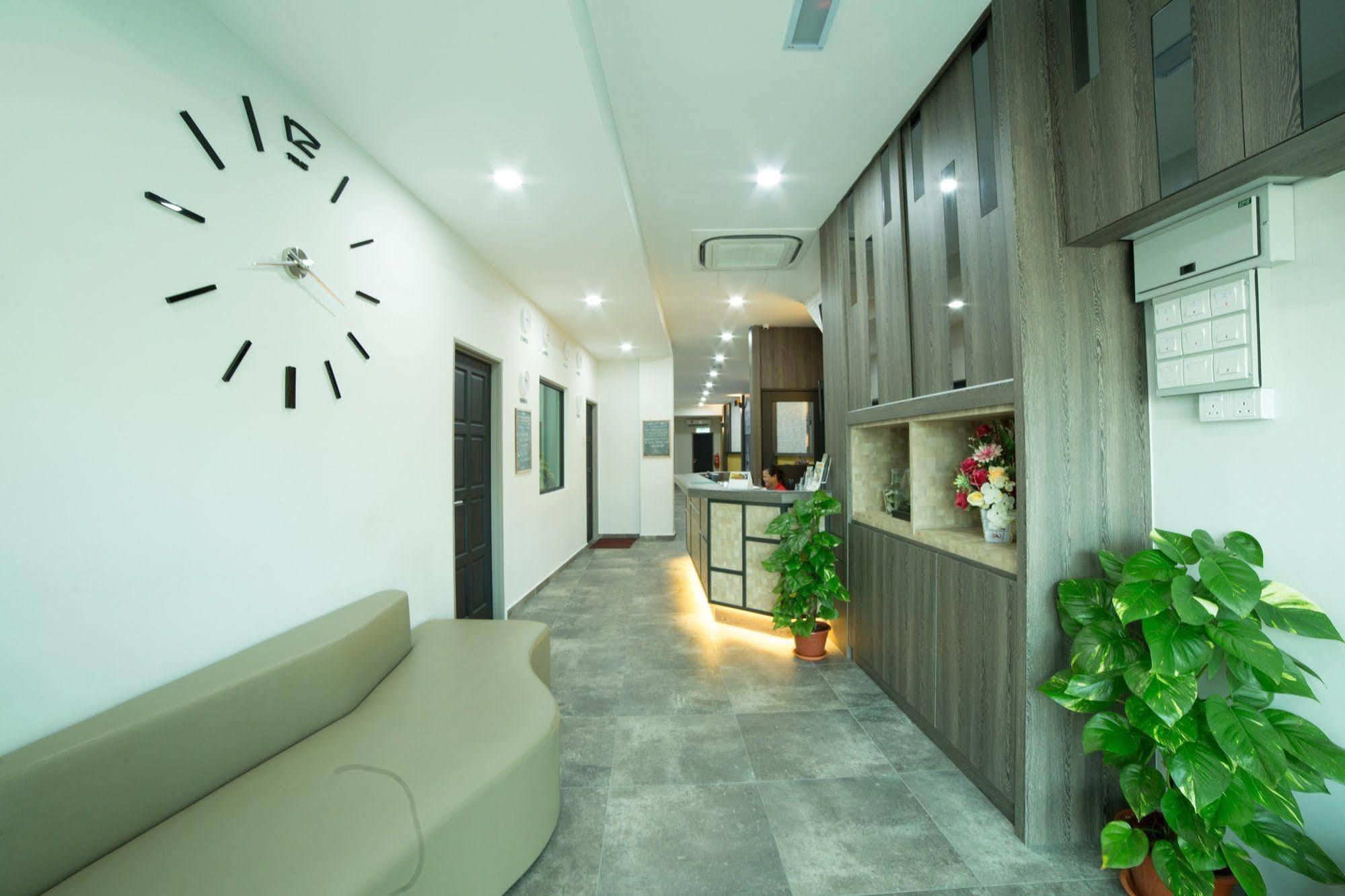 Travelland Hotel *